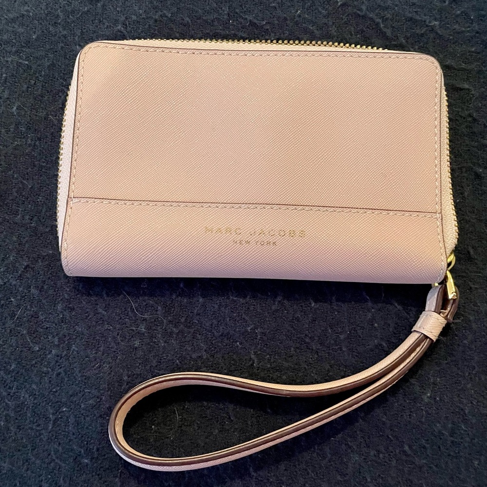 Marc Jacobs tech zip wallet in soft pink
